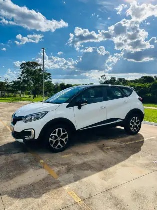 RENAULT CAPTUR 1.6 16V SCE FLEX BOSE X-TRONIC RENAULT CAPTUR 1.6 16V SCE FLEX BOSE X-TRONIC
