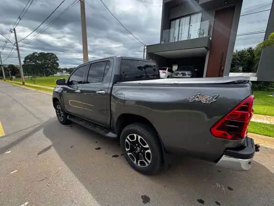 TOYOTA HILUX 2.8 D-4D TURBO DIESEL CD SRX 4X4 AUTOMÁTICO