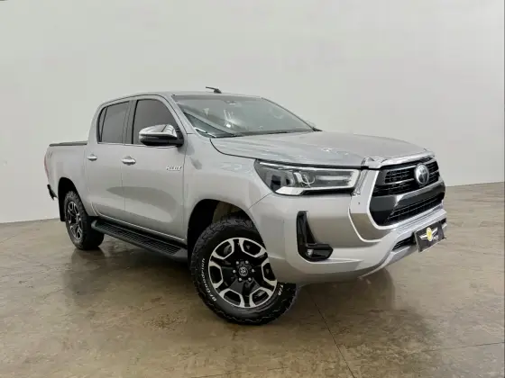 TOYOTA HILUX 2.8 D-4D TURBO DIESEL CD SRX 4X4 AUTOMÁTICO TOYOTA HILUX 2.8 D-4D TURBO DIESEL CD SRX 4X4 AUTOMÁTICO