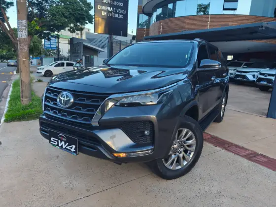 TOYOTA HILUX SW4 2.7 VVT-i FLEX SRV 7L 4X2 AUTOMÁTICO TOYOTA HILUX SW4 2.7 VVT-i FLEX SRV 7L 4X2 AUTOMÁTICO