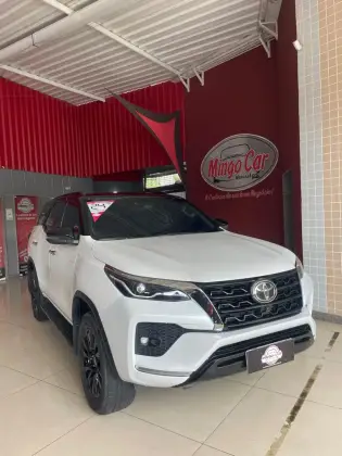 TOYOTA HILUX SW4 2.8 D-4D TURBO DIESEL SRX 7L 4X4 AUTOMÁTICO TOYOTA HILUX SW4 2.8 D-4D TURBO DIESEL SRX 7L 4X4 AUTOMÁTICO