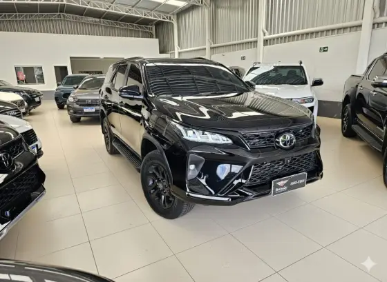 TOYOTA HILUX SW4 2.8 D-4D TURBO DIESEL SRX PLATINUM 7L 4X4 AUTOMÁTICO
