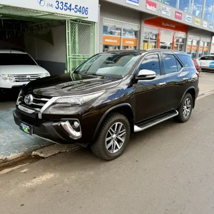TOYOTA HILUX SW4 2.8 SRX 4X4 7 LUGARES 16V TURBO INTERCOOLER DIESEL 4P AUTOMÁTICO