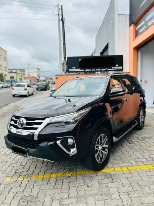 TOYOTA HILUX SW4 2.8 SRX 4X4 7 LUGARES 16V TURBO INTERCOOLER DIESEL 4P AUTOMÁTICO