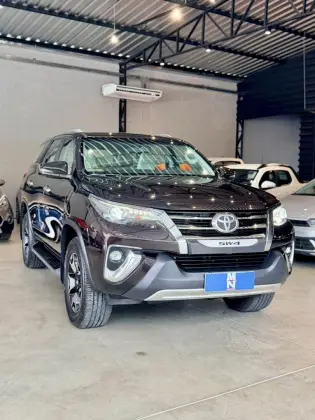 TOYOTA HILUX SW4 2.8 SRX DIAMOND 4X4 7 LUGARES 16V TURBO INTERCOOLER DIESEL 4P AUTOMÁTICO