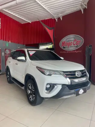 TOYOTA HILUX SW4 2.8 SRX DIAMOND 4X4 7 LUGARES 16V TURBO INTERCOOLER DIESEL 4P AUTOMÁTICO
