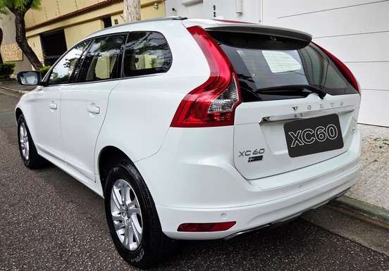 VOLVO-XC60-2015