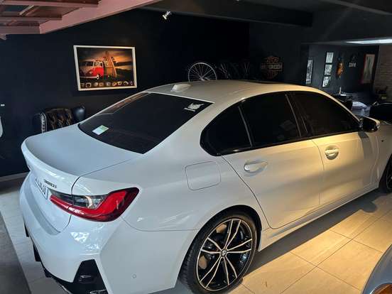 BMW-320i-2023