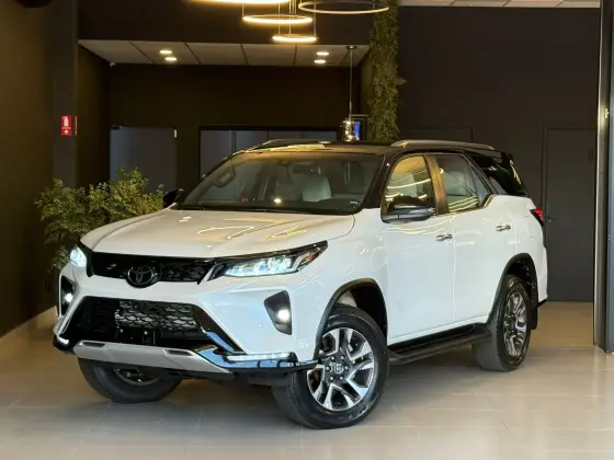 TOYOTA HILUX SW4 2.8 D-4D TURBO DIESEL DIAMOND 7L 4X4 AUTOMÁTICO