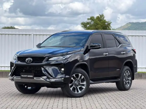 TOYOTA HILUX SW4 2.8 D-4D TURBO DIESEL SRX PLATINUM 7L 4X4 AUTOMÁTICO TOYOTA HILUX SW4 2.8 D-4D TURBO DIESEL SRX PLATINUM 7L 4X4 AUTOMÁTICO