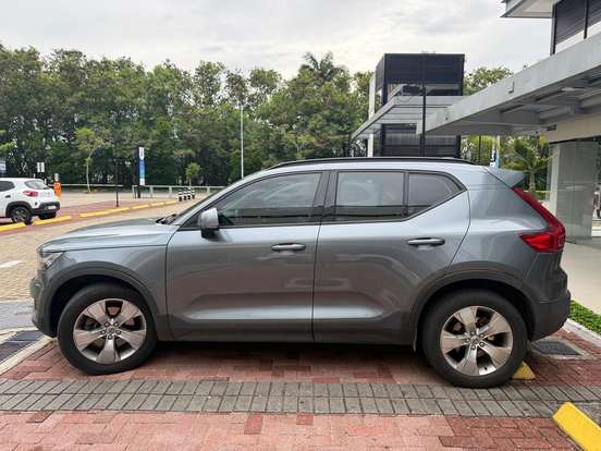 VOLVO-XC40-2018