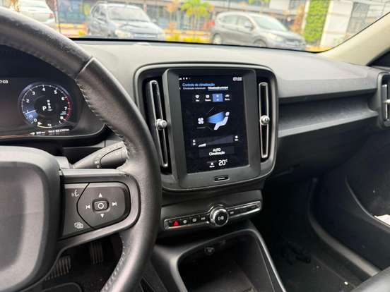 VOLVO-XC40-2018