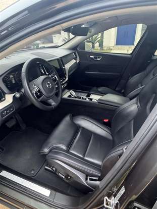 VOLVO-XC60-2020