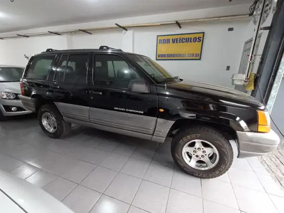 JEEP GRAND CHEROKEE 4.0 LAREDO 4X4 6I 12V GASOLINA 4P AUTOMÁTICO
