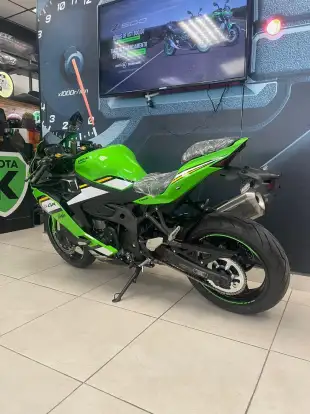 KAWASAKI-NINJA ZX-4R-2025