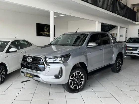 TOYOTA HILUX 2.8 D-4D TURBO DIESEL CD SRV 4X4 AUTOMÁTICO TOYOTA HILUX 2.8 D-4D TURBO DIESEL CD SRV 4X4 AUTOMÁTICO