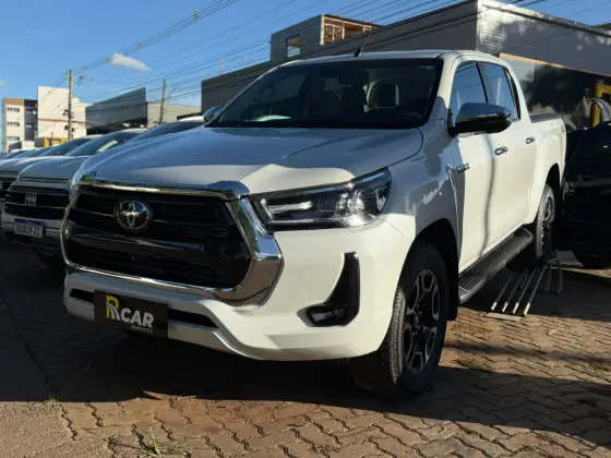 TOYOTA HILUX 2.8 D-4D TURBO DIESEL CD SRX 4X4 AUTOMÁTICO