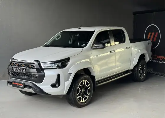 TOYOTA HILUX 2.8 D-4D TURBO DIESEL CD SRX PLUS 4X4 AUTOMÁTICO