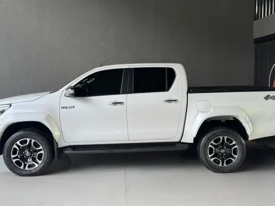 TOYOTA-HILUX-2.8 D-4D TURBO DIESEL CD SRX PLUS 4X4 AUTOMÁTICO TOYOTA-HILUX-2024