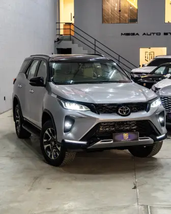 TOYOTA HILUX SW4 2.8 D-4D TURBO DIESEL DIAMOND 7L 4X4 AUTOMÁTICO