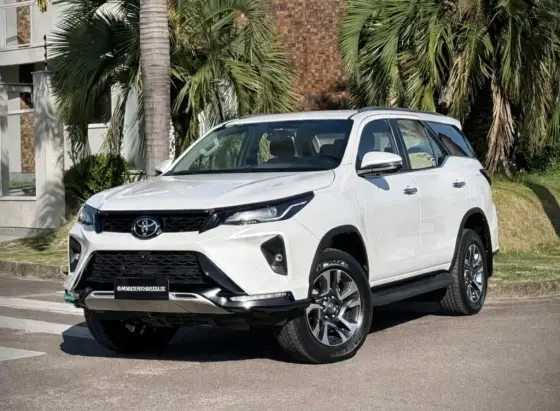 TOYOTA HILUX SW4 2.8 D-4D TURBO DIESEL SRX PLATINUM 4X4 AUTOMÁTICO