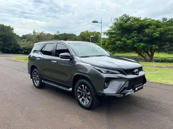 TOYOTA HILUX SW4 2.8 D-4D TURBO DIESEL SRX PLATINUM 7L 4X4 AUTOMÁTICO