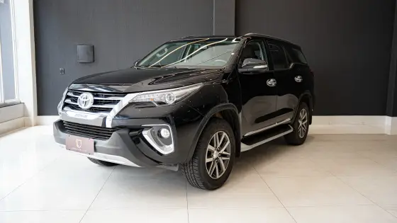 TOYOTA HILUX SW4 2.8 SRX 4X4 7 LUGARES 16V TURBO INTERCOOLER DIESEL 4P AUTOMÁTICO