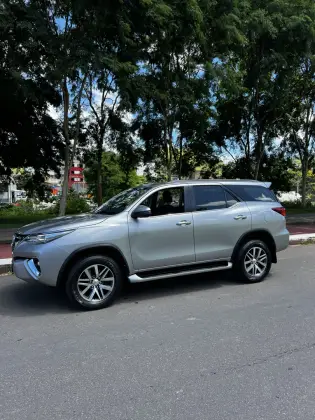 TOYOTA HILUX SW4 2.8 SRX 4X4 7 LUGARES 16V TURBO INTERCOOLER DIESEL 4P AUTOMÁTICO