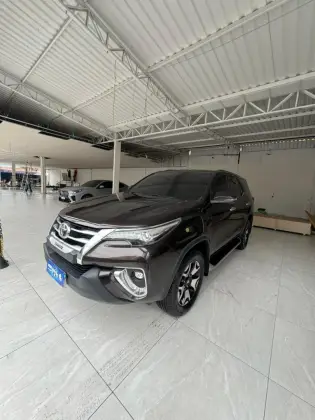 TOYOTA HILUX SW4 2.8 SRX DIAMOND 4X4 7 LUGARES 16V TURBO INTERCOOLER DIESEL 4P AUTOMÁTICO