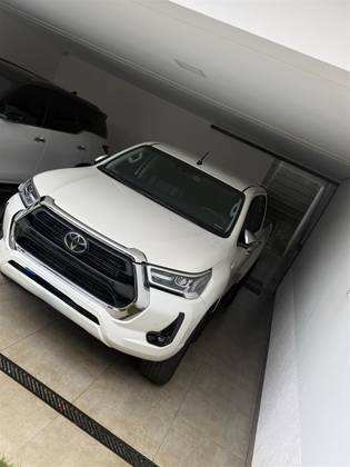 TOYOTA HILUX 2.8 D-4D TURBO DIESEL CD SRX 4X4 AUTOMÁTICO