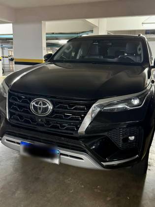 TOYOTA HILUX SW4 2.8 D-4D TURBO DIESEL SRX 4X4 AUTOMÁTICO