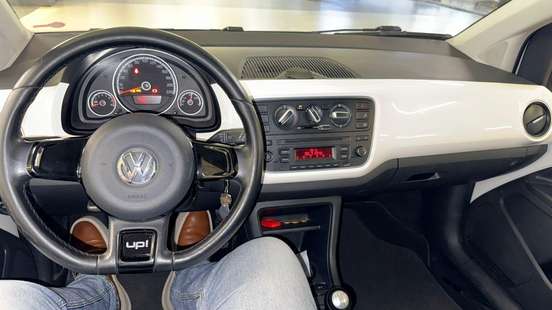 VOLKSWAGEN-UP-2015
