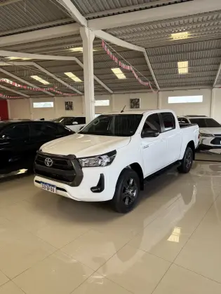 TOYOTA HILUX 2.8 D-4D TURBO DIESEL CD SR 4X4 AUTOMÁTICO TOYOTA HILUX 2.8 D-4D TURBO DIESEL CD SR 4X4 AUTOMÁTICO