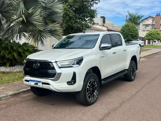 TOYOTA HILUX 2.8 D-4D TURBO DIESEL CD SRX 4X4 AUTOMÁTICO