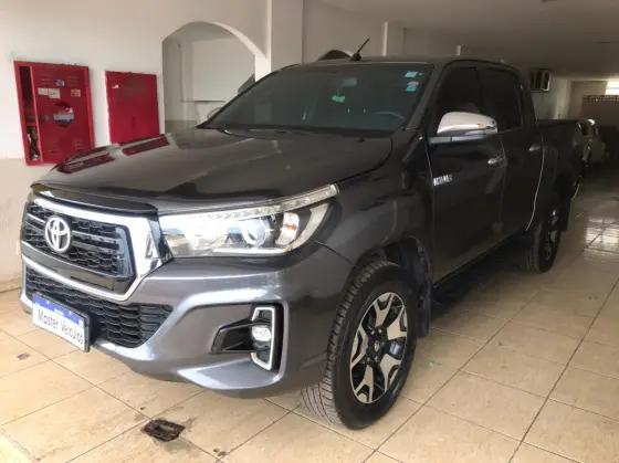 TOYOTA HILUX 2.8 SRX 4X4 CD 16V DIESEL 4P AUTOMÁTICO TOYOTA HILUX 2.8 SRX 4X4 CD 16V DIESEL 4P AUTOMÁTICO