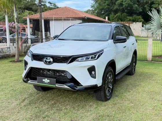 TOYOTA HILUX SW4 2.8 D-4D TURBO DIESEL DIAMOND 7L 4X4 AUTOMÁTICO