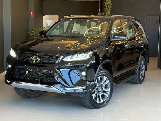 TOYOTA HILUX SW4 2.8 D-4D TURBO DIESEL DIAMOND 7L 4X4 AUTOMÁTICO TOYOTA HILUX SW4 2.8 D-4D TURBO DIESEL DIAMOND 7L 4X4 AUTOMÁTICO