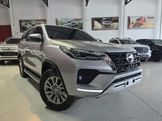 TOYOTA HILUX SW4 2.8 D-4D TURBO DIESEL SRX 7L 4X4 AUTOMÁTICO