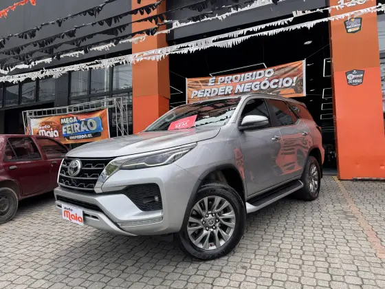 TOYOTA HILUX SW4 2.8 D-4D TURBO DIESEL SRX 7L 4X4 AUTOMÁTICO TOYOTA HILUX SW4 2.8 D-4D TURBO DIESEL SRX 7L 4X4 AUTOMÁTICO