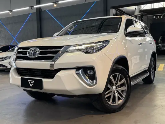 TOYOTA HILUX SW4 2.8 SRX 4X4 7 LUGARES 16V TURBO INTERCOOLER DIESEL 4P AUTOMÁTICO TOYOTA HILUX SW4 2.8 SRX 4X4 7 LUGARES 16V TURBO INTERCOOLER DIESEL 4P AUTOMÁTICO