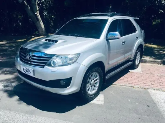 TOYOTA HILUX SW4 3.0 SRV 4X4 7 LUGARES 16V TURBO INTERCOOLER DIESEL 4P AUTOMÁTICO