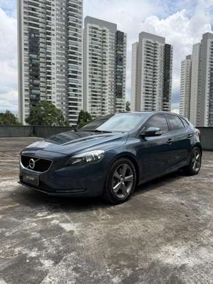 VOLVO-V40-2019