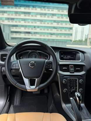 VOLVO-V40-2019