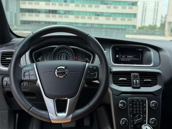 VOLVO-V40-2.0 T4 KINETIC GASOLINA 4P AUTOMÁTICO VOLVO-V40-2019