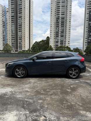 VOLVO-V40-2019