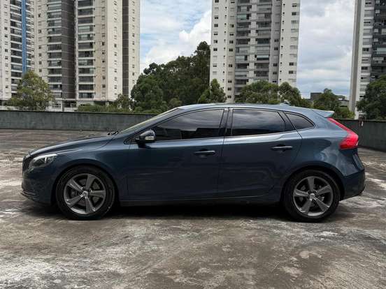 VOLVO-V40-2.0 T4 KINETIC GASOLINA 4P AUTOMÁTICO VOLVO-V40-2019