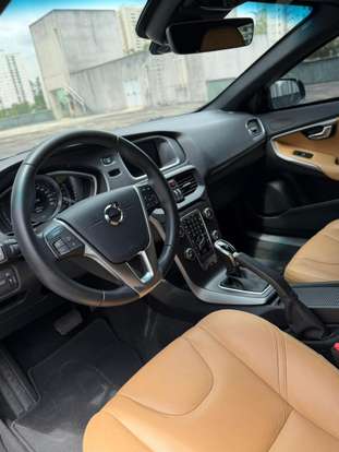 VOLVO-V40-2019