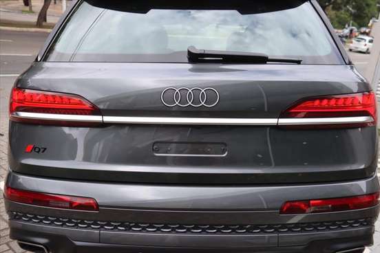 AUDI-Q7-2024