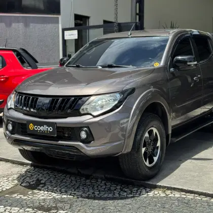 MITSUBISHI L200 TRITON 2.4 16V TURBO DIESEL SPORT HPE CD 4P 4X4 AUTOMÁTICO MITSUBISHI L200 TRITON 2.4 16V TURBO DIESEL SPORT HPE CD 4P 4X4 AUTOMÁTICO