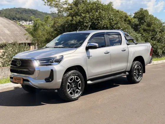 TOYOTA HILUX 2.8 D-4D TURBO DIESEL CD SRX 4X4 AUTOMÁTICO
